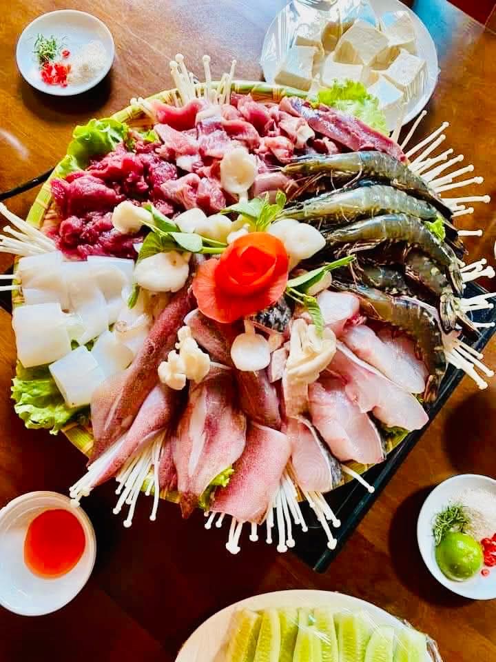 Lẩu hải sản tại Ven Sông Quán