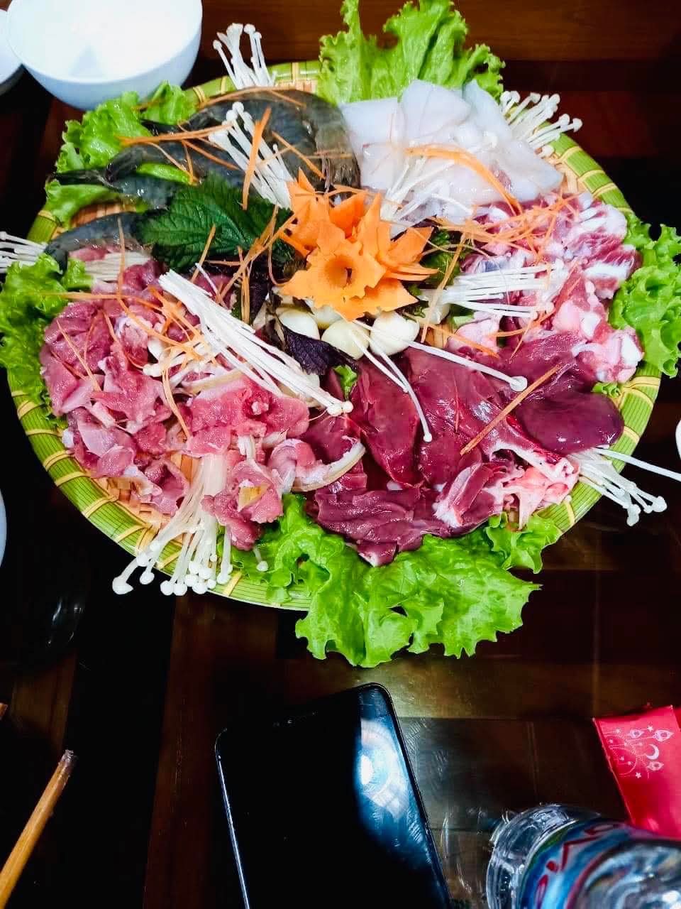 Mâm nhúng lẩu thập cẩm tại Ven Sông Quán